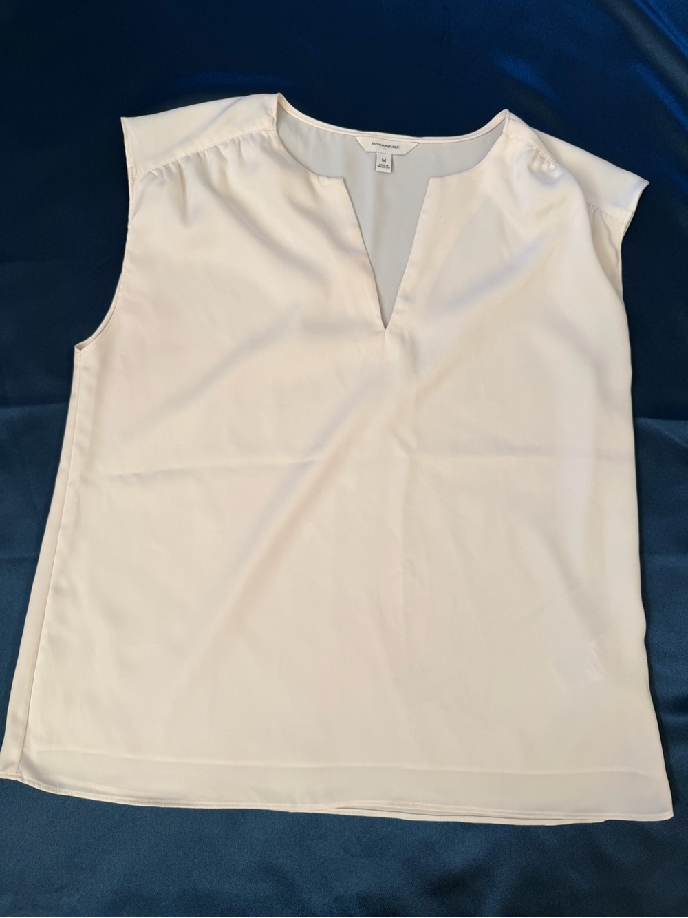 Banana Republic Cream Split-V Neck Sleeveless Blouse BeS1